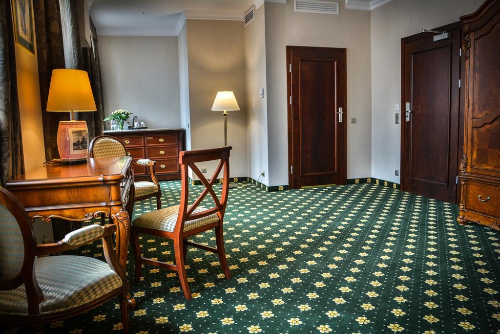 Komoda Club Residence Kalisz Habitación foto