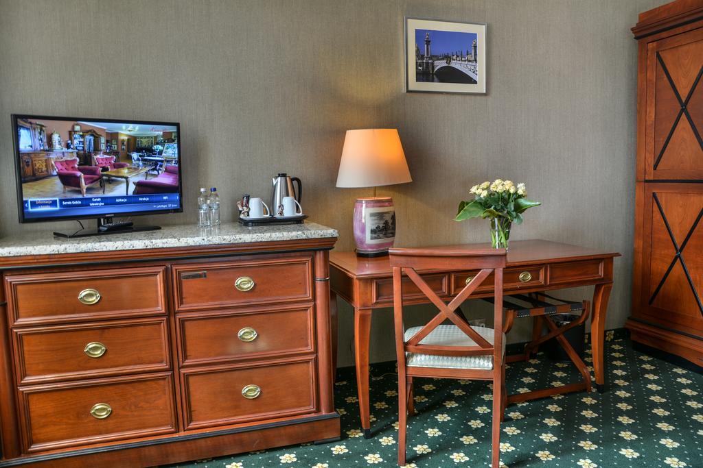 Komoda Club Residence Kalisz Habitación foto
